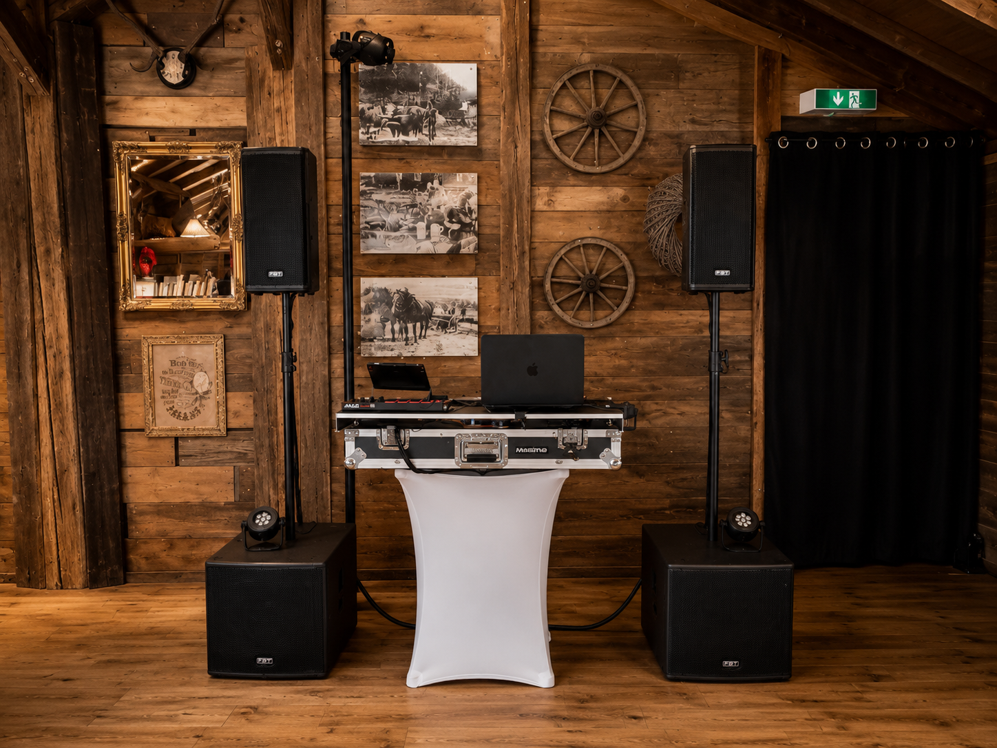 DJ-Aufbau vor einer Holzwand in der Griesbacher Waldhütte bei Bad Griesbach