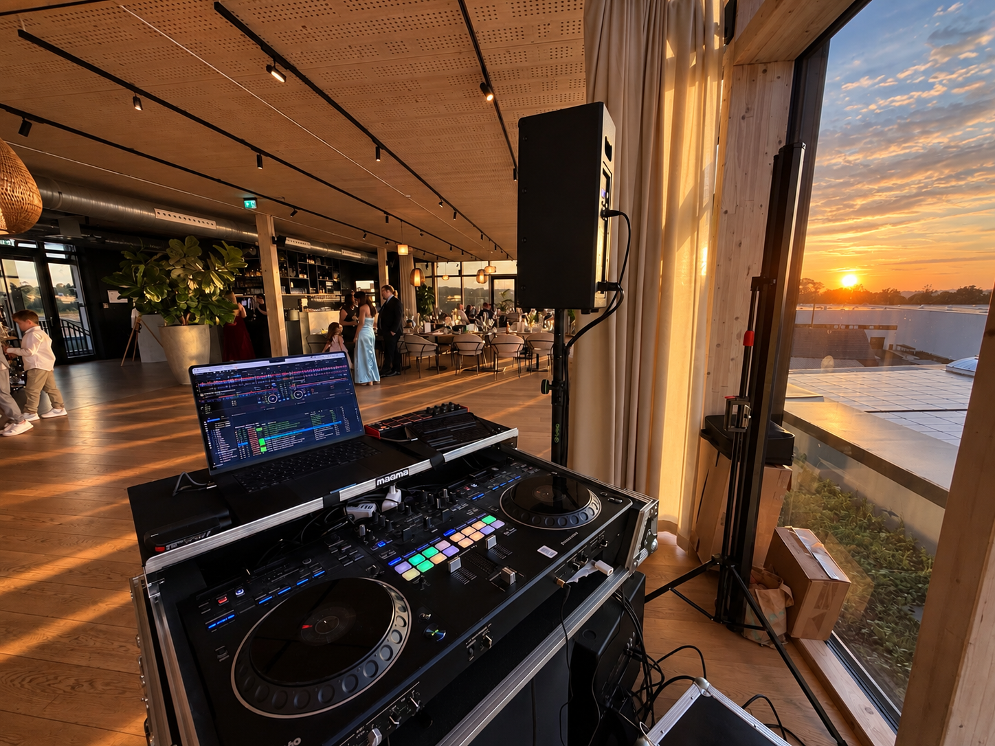 DJ-Pult im NOAH Rooftop Dorfen vor der Fensterfront bei Sonnenuntergang