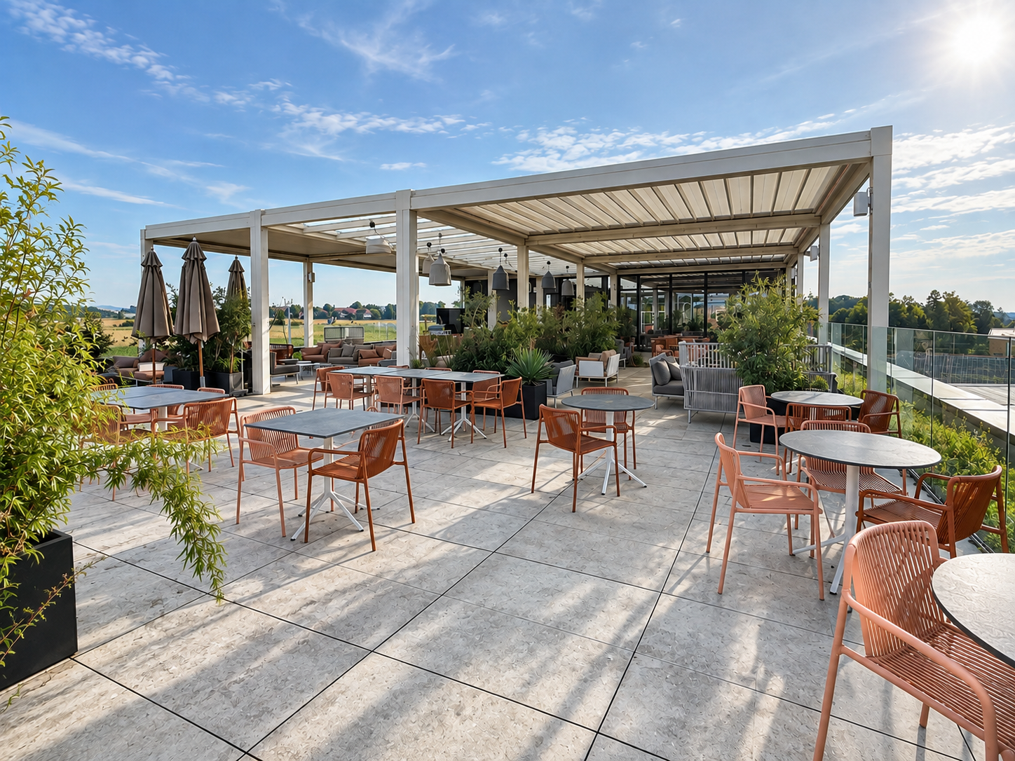 DJ-Pult im NOAH Rooftop Dorfen vor der Fensterfront bei Sonnenuntergang